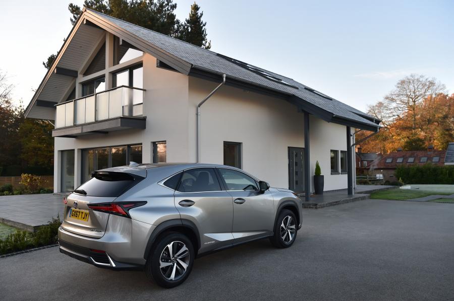  Lexus NX300h 2017 года  (UK) (фото 30 из 40)